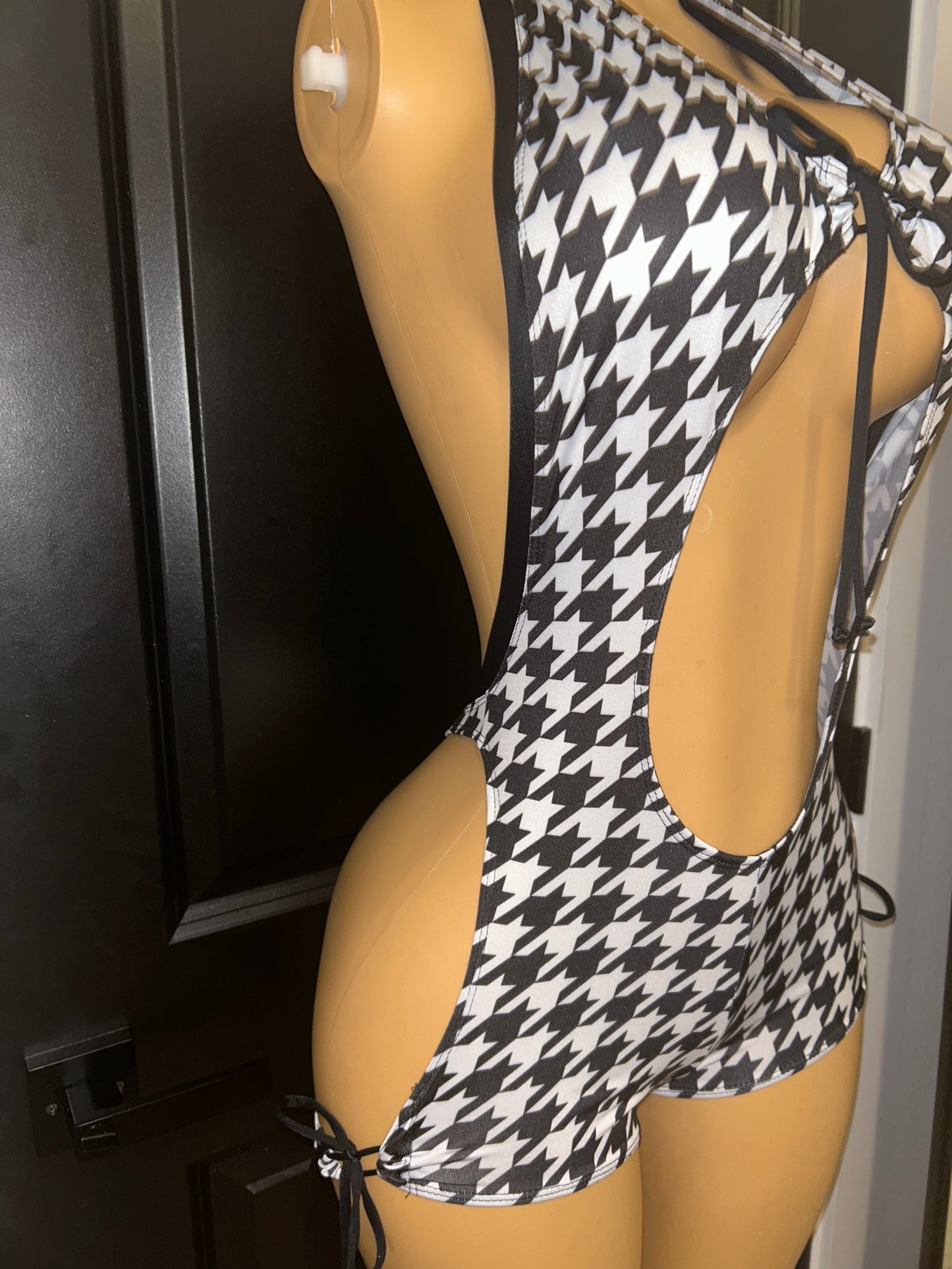 HOUNDSTOOTH HOTTIE